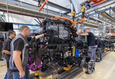 The E-Powerpack is assembled in a separate pre-assembly line close to the main assembly line.