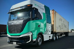 A Hyroad Energy-liveried Nikola Tre FCEV semi parked outside with a trailer attached.
