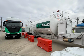 A Nikola Tre fuel cell electric (FCEV) semi-truck acquired by Hyroad Energy parked beside a mobile hydrogen refueling station in Southern California.