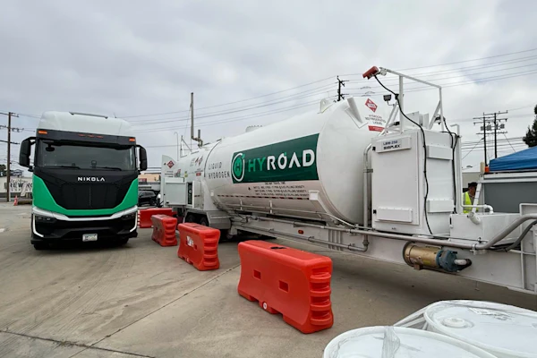 A Nikola Tre fuel cell electric (FCEV) semi-truck acquired by Hyroad Energy parked beside a mobile hydrogen refueling station in Southern California.